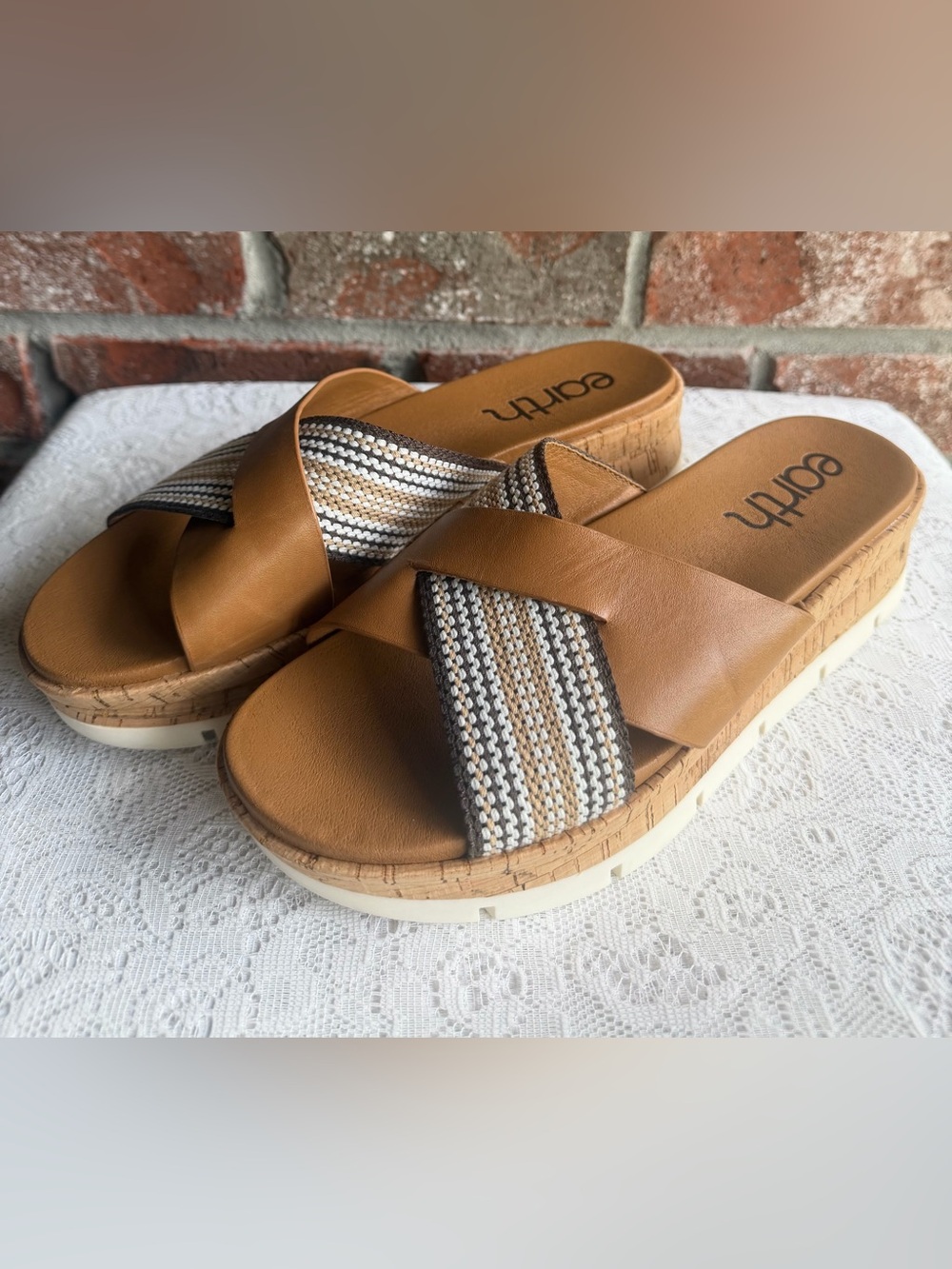 Earth Footwear "Finale" Casual Leather Platform Slide Sandals.